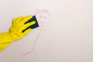Tips på att tvätta och rengöra väggar innen du målar om hemma